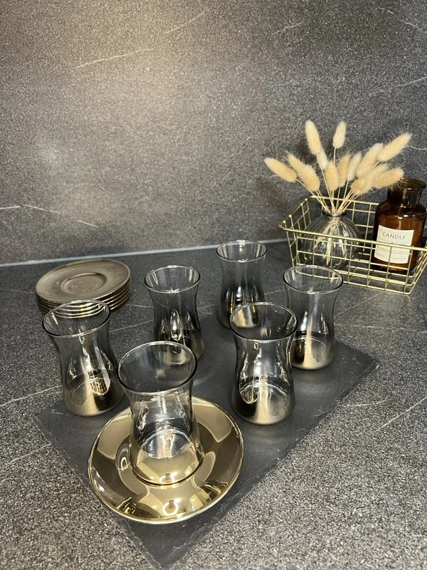 DNZ Gold Teegläserset. Strahlendes Gold für unvergleichlichen Luxus. Perfekt für Teegenuss in geselliger Runde. Set mit 6 Teegläsern und 6 Untertassen.